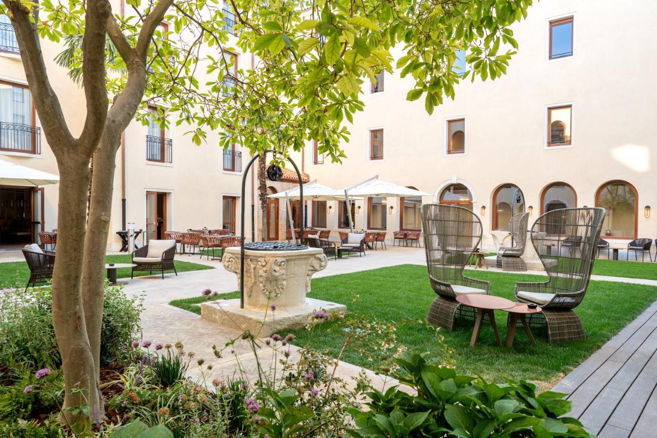Ca'Di Dio-Small Luxury Hotel Venedig Eksteriør billede The courtyard of the hotel